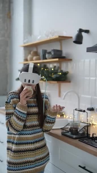 喜庆的圣诞厨房是年轻女子戴着虚拟现实眼镜做饭的地方 高质量的4K镜头 — 图库视频影像