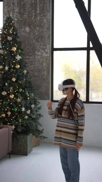 在圣诞装饰中 一位年轻的女厨师戴着一副虚拟现实的眼镜 高质量的4K镜头 — 图库视频影像