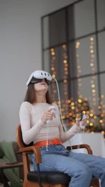 Yaklaştırılmış görüntü, modern sanal gerçeklik kulaklığını yakalıyor şık genç bir kadın tarafından takılıyor. Yüksek kalite 4k görüntü