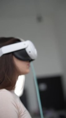 Şık bir sanal gerçeklik kulaklığının, şık bir genç bayana yakın çekimi. Yüksek kalite 4k görüntü