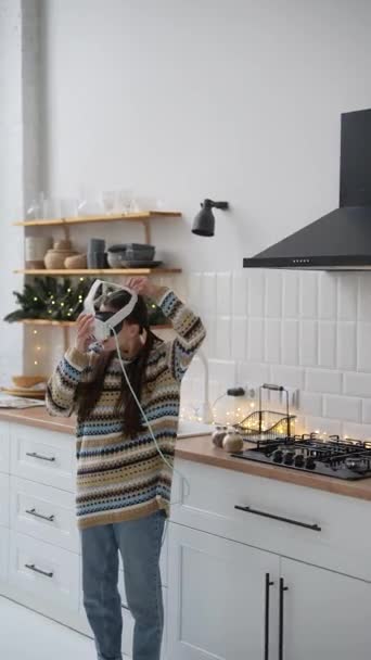 Una Joven Con Gafas Realidad Virtual Prepara Comida Una Cocina — Vídeos de Stock