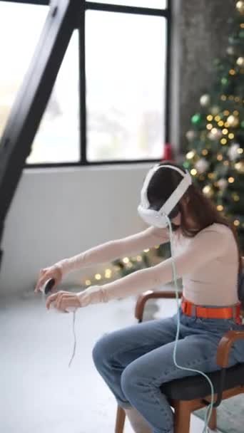 Christmas Tree Background Stylish Young Lady Utilizes Virtual Reality Headset — Stock Video
