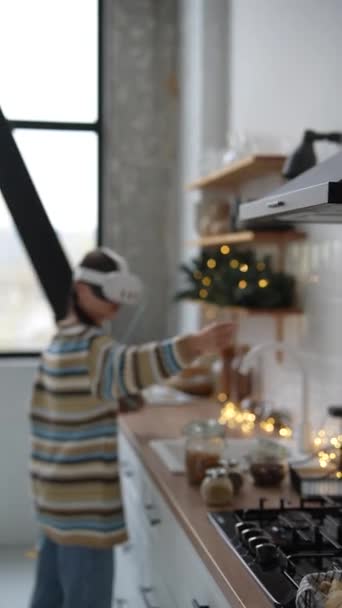 Una Giovane Donna Cucina Occhiali Realtà Virtuale Una Cucina Decorata — Video Stock