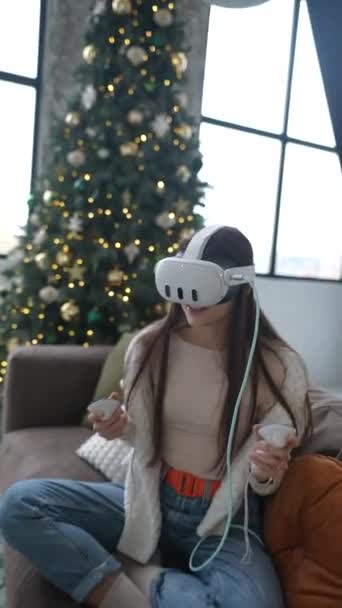 Eine Junge Frau Spielt Ein Spiel Mit Einem Virtual Reality — Stockvideo