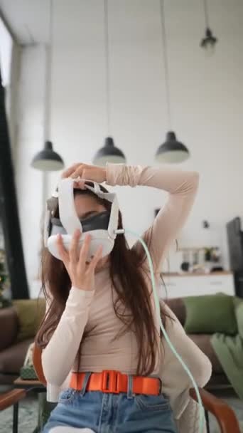 Ένα Μοντέρνο Κορίτσι Που Εργάζεται Μια Εικονική Πραγματικότητα Ακουστικά Ένα — Αρχείο Βίντεο