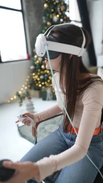 Während Der Weihnachtsferien Spielt Eine Schöne Dame Ein Videospiel Mit — Stockvideo