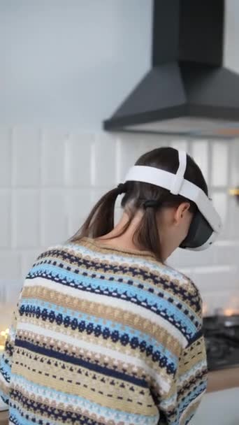 Ασχολημένη Μαγείρεμα Μια Νεαρή Γυναίκα Φοράει Γυαλιά Εικονικής Πραγματικότητας Μια — Αρχείο Βίντεο