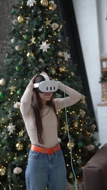 Mladá Dívka Brýlích Virtuální Realitě Domě Zdobeném Vánocemi Vysoce Kvalitní — Stock video
