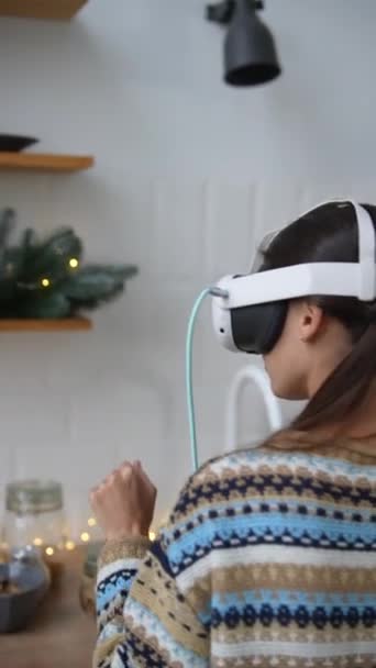 Una Mujer Joven Elegante Cocina Cocina Con Auricular Realidad Virtual — Vídeo de stock