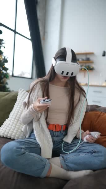 Uma Jovem Encantadora Fone Ouvido Realidade Virtual Dentro Apartamento Decorado — Vídeo de Stock