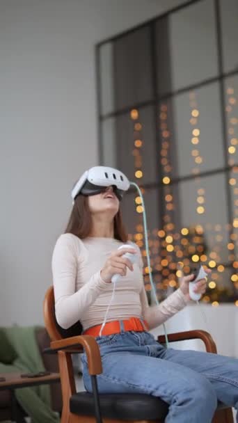 Красивая Молодая Женщина Играет Игру Используя Гарнитуру Виртуальной Реальности Украшенном — стоковое видео