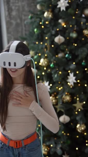 Eine Junge Frau Mit Virtual Reality Brille Einem Weihnachtlich Geschmückten — Stockvideo