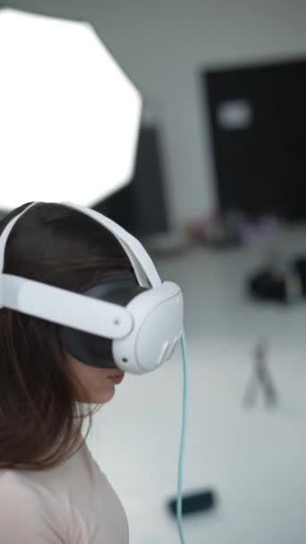 Immagine Zoomata Una Cuffia Realtà Virtuale Appena Rilasciata Una Giovane — Video Stock