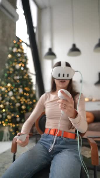 Девушка Наслаждается Видеоигрой Гарнитурой Виртуальной Реальности Время Рождественских Праздников Высококачественные — стоковое видео