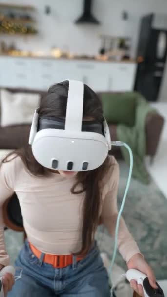 クリスマス休暇中 美しい女性は仮想現実のヘッドセットを使用してビデオゲームに参加します 高品質の4K映像 — ストック動画
