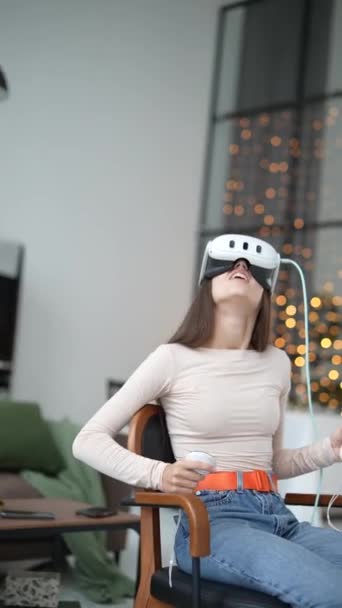 Una Mujer Joven Elegante Usando Auricular Realidad Virtual Contra Telón — Vídeos de Stock