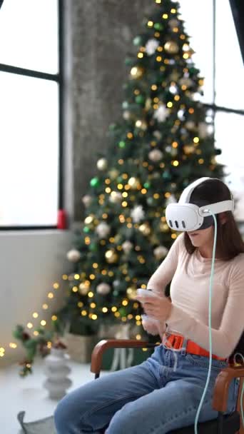 Una Giovane Donna Chic Utilizza Auricolare Realtà Virtuale Con Albero — Video Stock