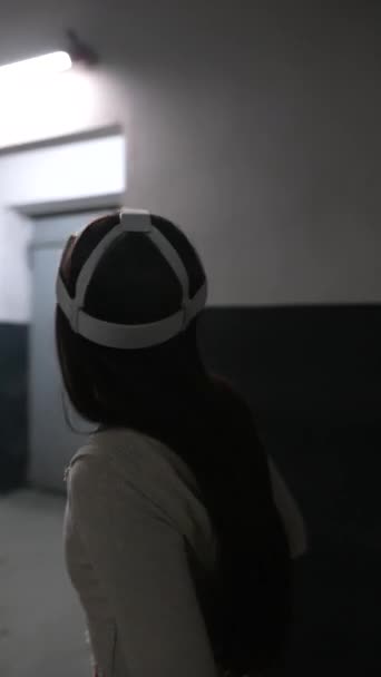 Μια Όμορφη Γυναίκα Αθλητικά Περπατάει Στο Διάδρομο Φορώντας Ακουστικά Εικονικής — Αρχείο Βίντεο