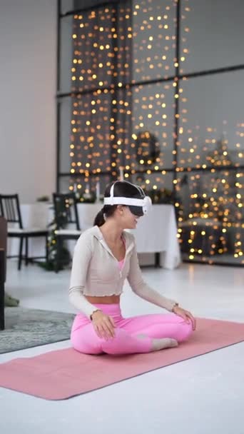 Participando Yoga Casa Durante Las Vacaciones Navidad Una Joven Delgada — Vídeo de stock