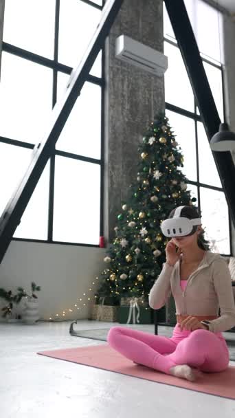 仮想現実のヘッドセット 彼女が受け取ったクリスマスプレゼントの使用をマスターするシェイプ 高品質の4K映像 — ストック動画