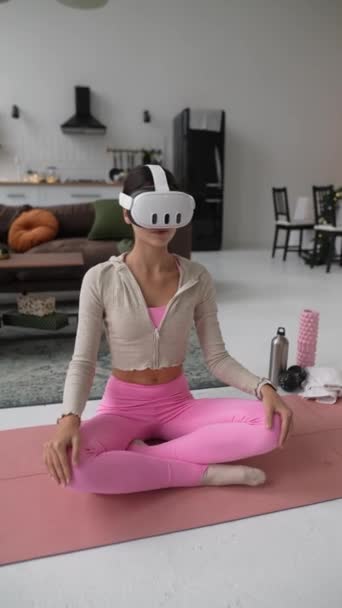 Jeune Femme Est Train Apprendre Utiliser Casque Réalité Virtuelle Elle — Video