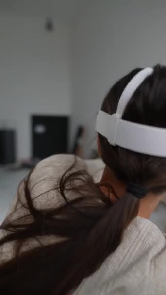Einem Headset Widmet Sich Eine Junge Frau Der Weihnachtspause Dem — Stockvideo
