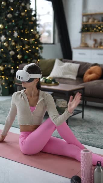 Engrossed Sit Hjem Træning Hun Bærer Virtuel Virkelighed Headset Laver – Stock-video