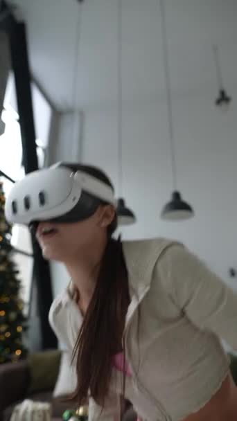 Sportkleidung Bedient Sich Eine Junge Frau Eines Virtual Reality Headsets — Stockvideo