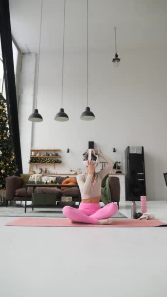Sportief Haar Sportkleding Zit Een Yoga Mat Ervaren Virtuele Realiteit — Stockvideo