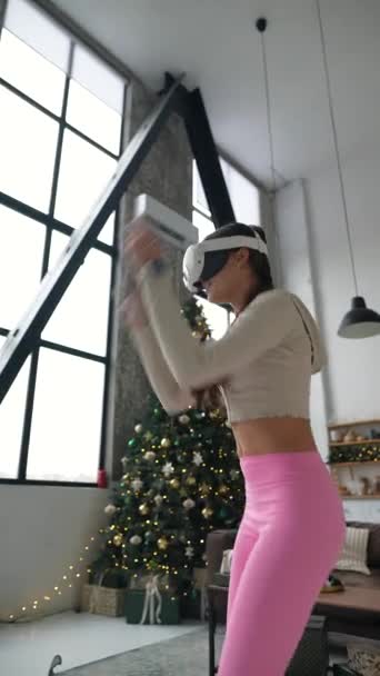 Sportkleidung Trainiert Eine Junge Frau Mit Einem Headset Der Nähe — Stockvideo