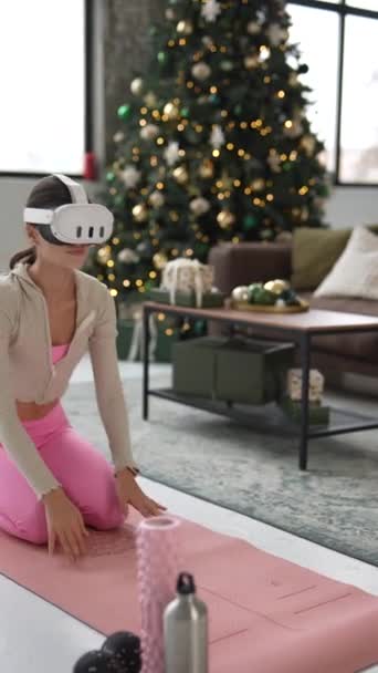 仮想現実のヘッドセットを利用して 休日の間に自宅でエネルギッシュな若い女性が運動します 高品質の4K映像 — ストック動画