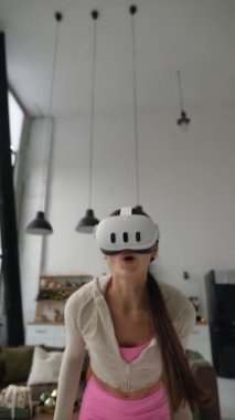 Spor kulaklığı takan genç bir kadın, dairedeki Noel ağacının yanında egzersiz yapıyor. Yüksek kalite 4k görüntü