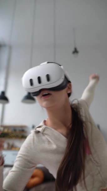 Virtueller Realität Turnt Eine Junge Frau Sportkleidung Weihnachtsbaum Der Wohnung — Stockvideo
