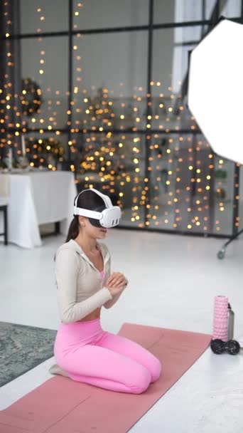 Una Giovane Donna Indossando Auricolare Realtà Virtuale Pratica Yoga Con — Video Stock