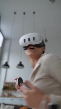 Aktif oyun: Antrenman kıyafeti giymiş güzel bir kadın Noel hediyesi olarak sanal gerçeklik kulaklığı kullanıyor. Yüksek kalite 4k görüntü