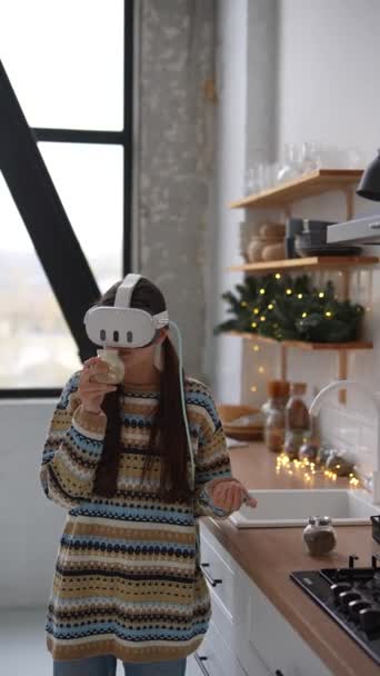 Кухне Украшенной Рождество Молодая Женщина Использует Очки Виртуальной Реальности Время — стоковое видео