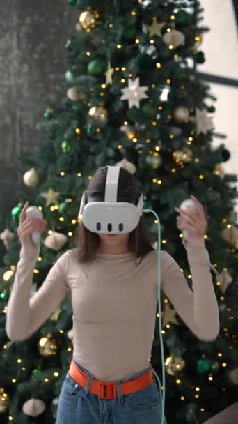 Mladé Ženy Živě Reagují Zatímco Používají Sluchátka Virtuální Reality Vánočním — Stock video