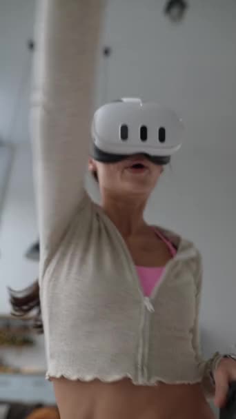 Ohromující Žena Sportovním Oblečení Aktivně Účastní Videohry Pomocí Sluchátek Virtuální — Stock video