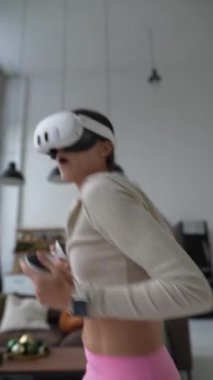 Sanal gerçeklik kulaklığı takmış genç bir kadın Noel tatilleri boyunca aktif spor yapıyor. Yüksek kalite 4k görüntü