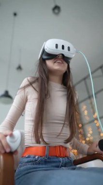 Bir kadın Noel tatilini sanal gerçeklik kulaklığı kullanarak video oyunu oynayarak geçirir. Yüksek kalite 4k görüntü