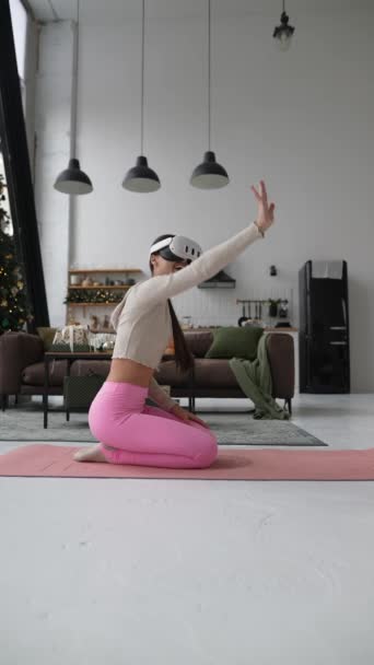Femeie Frumoasă Îmbrăcămintea Activă Roz Practică Yoga Purtând Set Cască — Videoclip de stoc