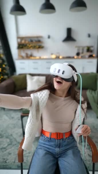 Ein Mädchen Das Eine Virtual Reality Erfahrung Eingetaucht Ist Arbeitet — Stockvideo