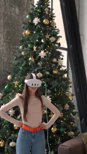 Meio Uma Cena Árvore Natal Uma Jovem Moda Utiliza Fone — Vídeo de Stock