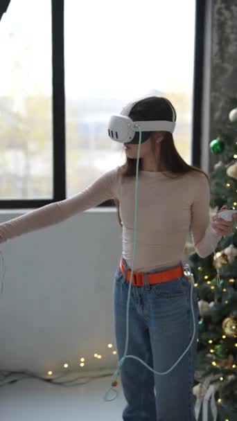 Živá Reakce Mladé Ženy Sluchátka Virtuální Reality Opřené Vánoční Stromek — Stock video