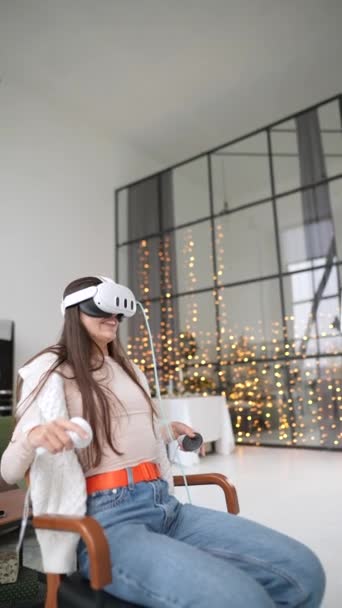Среди Новогодних Украшений Модная Девушка Управляет Гарнитурой Виртуальной Реальности Высококачественные — стоковое видео