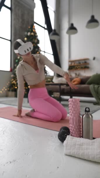 Bei Körperaufwärmübungen Trägt Sie Ein Virtual Reality Headset Auf Einer — Stockvideo