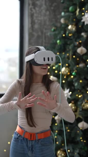 Emoções Brilhantes Uma Jovem Mulher Usando Fone Ouvido Realidade Virtual — Vídeo de Stock