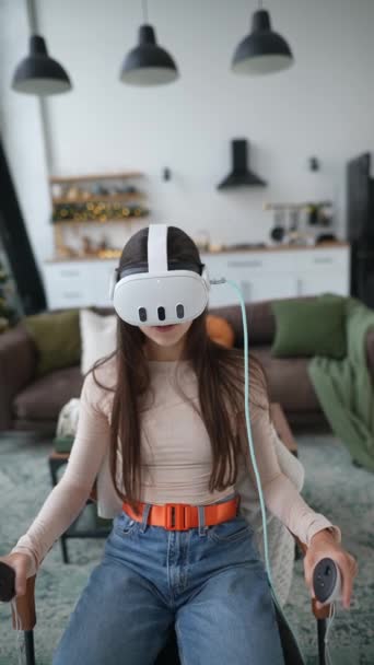 Smart Kvinde Ved Hjælp Virtuel Virkelighed Headset Nytår Prydet Lejlighed – Stock-video