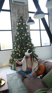 Bu şenlikli ortamda, güzel bir genç bayan hediyesini inceliyor - bir VR kulaklığı. Yüksek kalite 4k görüntü