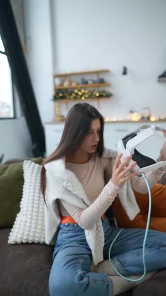Una Encantadora Joven Inspecciona Regalo Navidad Auricular Realidad Virtual Imágenes — Vídeos de Stock